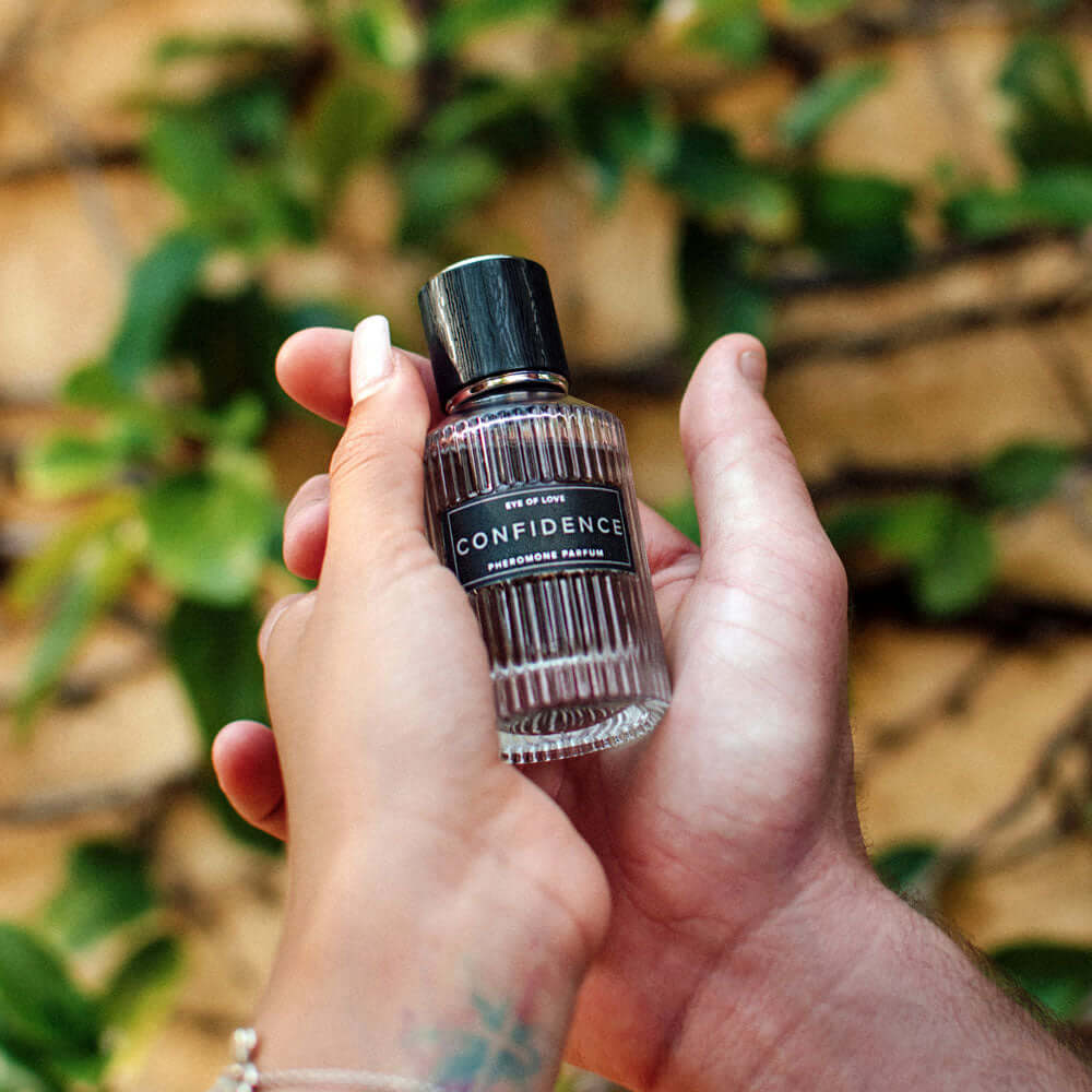 EOL-P-01DX_6 Confidence perfume bottle held in hands