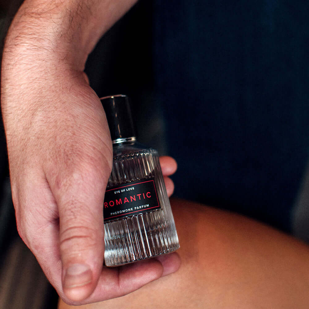 EOL-P-02DX_8 Romantic perfume in hand